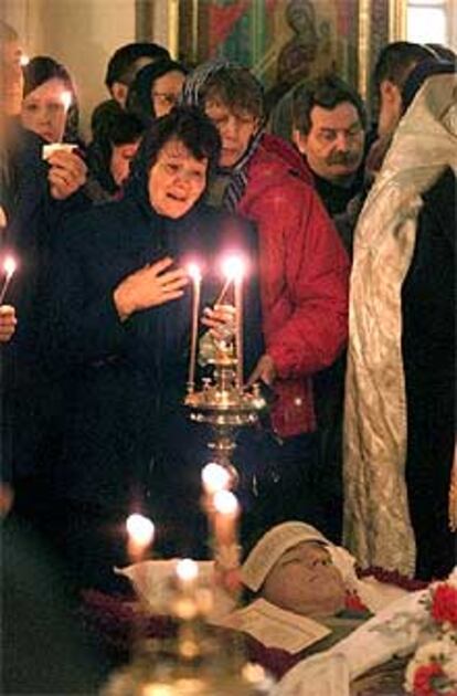 Familiares de Alexei Bochkov velan el cadáver del rehén en Moscú.