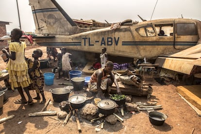 Tras el estallido de la violencia en diciembre de 2013 en Bangui, miles de personas se instalan en las pistas del aeropuerto buscando protección. Antes del agravamiento del conflicto, los centroafricanos ya vivían en una emergencia constante. Desde 2013, la violencia indiscriminada, ejercida contra la población por todos los grupos armados, empuja al olvidado país al borde del abismo. Los civiles huyen. Muchas organizaciones humanitarias se marchan y la asistencia no llega a las zonas más aisladas. MSF insiste en pedir una respuesta internacional decidida en un país alejado de los focos mediáticos y de la atención política.