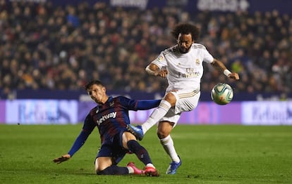 El jugador de l aUD Levante Enis Bardhi, impide el disparo de Marcelo Vieira Da Silva del Real Madrid CF.