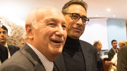 Ant&oacute;n Arias, sin corbata, junto al expresidente de la CEG Antonio Fontenla tras ser elegido.