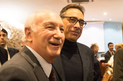 Ant&oacute;n Arias, sin corbata, junto al expresidente de la CEG Antonio Fontenla tras ser elegido.