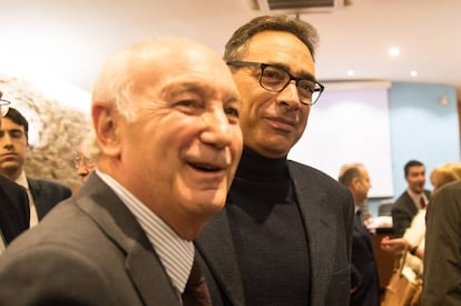 Antón Arias, sin corbata, junto al expresidente de la CEG Antonio Fontenla tras ser elegido.