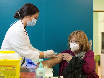 Una mujer recibe la vacuna de la gripe en el centro de salud Rebolería, en Zaragoza.