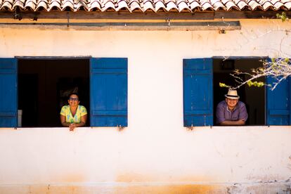 Nize Pereira Tavares e o filho esperam visitantes na fazenda Não Me Deixes.