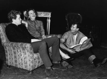 Joe Orton (derecha), con Dudley Sutton y Madge Ryan, actores de su obra  &#039;Entertaining Mr Sloane&#039; en 1964.  