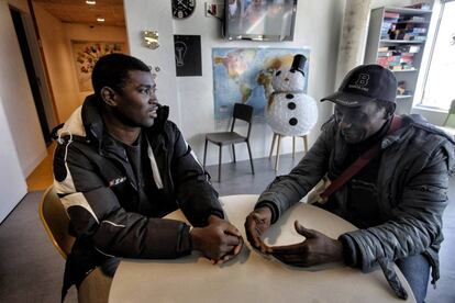 Mamemoussa Fall i Baba Mbaye conversen al centre de Cal Muns.