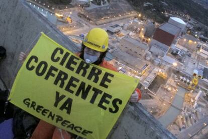 Un activista de Greenpeace muestra una pancarta en el complejo de la central de Cofrentes.