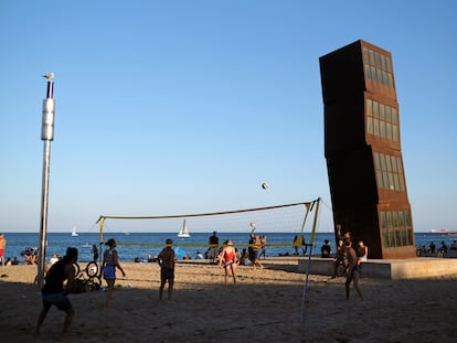 La gente juega a volley en la playa de la Barceloneta.