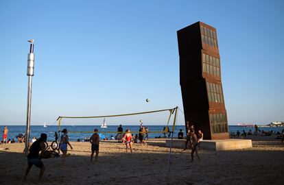 La gente juega a volley en la playa de la Barceloneta.