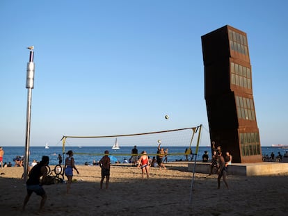 La gente juega a volley en la playa de la Barceloneta.