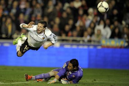 Piatti anota el tercer gol del Valencia ante Keylor Navas, que le clavó los tacos en la tibia en esa acción.