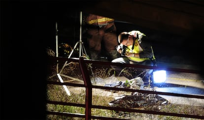 Un funcionario toma fotos en el lugar del accidente ferroviario.