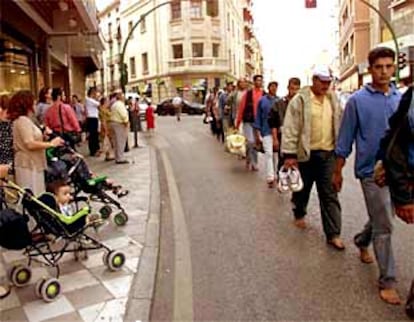 Unos cien inmigrantes de Las Pedroñeras pasearon ayer descalzos por las calles de Cuenca.