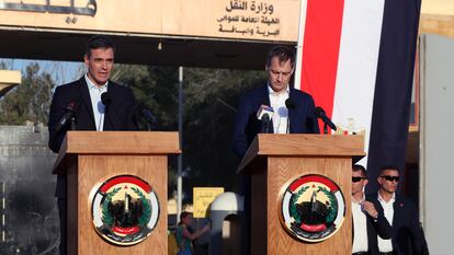 Pedro Sánchez junto al primer ministro belga, Alexander de Croo, en el paso de Rafah, fronterizo entre Gaza y Egipto, este viernes.