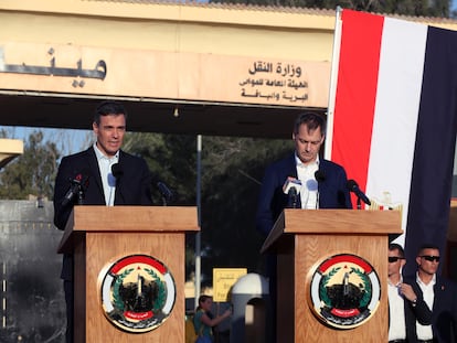 Pedro Sánchez junto al primer ministro belga, Alexander de Croo, en el paso de Rafah, fronterizo entre Gaza y Egipto, este viernes.