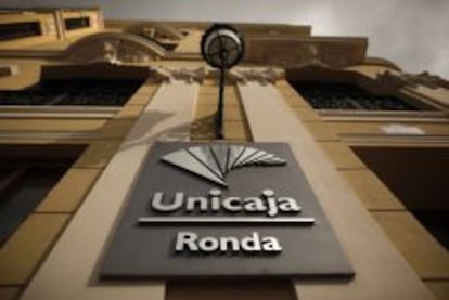 Logo de Unicaja en una sucursal en M&aacute;laga.