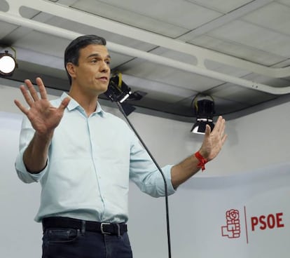 He seguido atentamente todo lo que ha ocurrido en el PSOE desde diciembre de 2015 y estoy seguro de que, si Pedro Sánchez se convierte en secretario general, va a haber un descalabro con grandes repercusiones para este partido. Sánchez consiguió unos pésimos resultados pero, lejos de aceptar su derrota, prefirió enrocarse en el no al PP y causar el mayor atasco político de toda la democracia española. Cualquier otro, con derrotas electorales menos abultadas que la suya, habría dimitido. Pero él no. Su visión irreal de que PSOE, Ciudadanos y Podemos podrían llegar a un acuerdo de gobierno se prolongó durante largos meses estériles. Finalmente tuvo que ser apartado por su propio partido porque su negación absoluta a dialogar con el PP amenazaba con provocar unas terceras elecciones. Si la primera etapa de Sánchez fue mala, es seguro que una segunda sería mucho peor. Pocos políticos en nuestro país han demostrado una incapacidad para dialogar, una obstinación y una irracionalidad tan grandes como la suya. Ahora está muy resentido y quiere venganza. En realidad, a Pedro Sánchez no le importa que caiga su partido o que España no tenga Gobierno. Su objetivo es únicamente él mismo, su afán de poder y salirse con la suya.