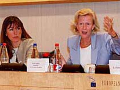De izquierda a derecha, Carmen Gurruchaga, Nicole Fontaine y Ander Landaburu.