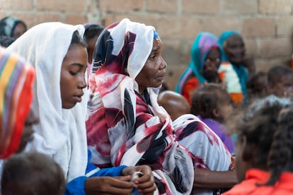 Una escuela en Kosti, una de las principales ciudades de Sudán, al sur de Jartum y a orillas del Nilo Blanco, se ha convertido en refugio temporal para muchas familias, principalmente mujeres con hijos. Unos 25 millones de personas, que representan más de la mitad de Sudán e incluyen a más de 14 millones de niños, necesitan ayuda urgente.