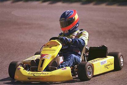 Fernando Alonso se subió a un kart a los 3 años de edad. Cinco después, ganaba su primera competición. En la imagen, de 2000, rememora sus primeros tiempos. En la década de los 90, lo ganó todo como piloto de karts.