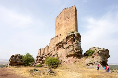 El castillo de Zafra construido en el siglo XII en un cerro calizo de la sierra de Caldereros (Guadalajara).