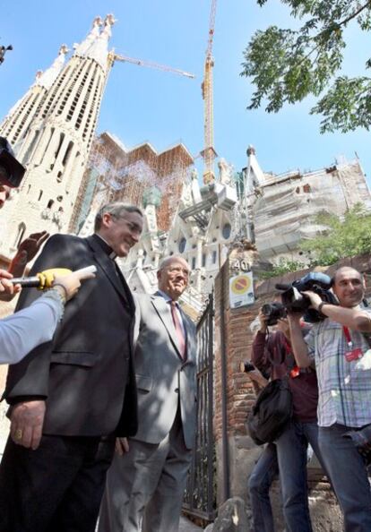 El presidente del patronato constructor de la Sagrada Familia, Joan Rigoll, a la derecha, y el arzobispo cardenal de Barcelona, Lluís Martínez Sistach, esperando a los jueces de la Audiencia Nacional.