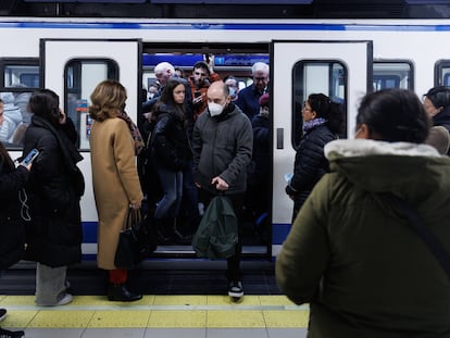 07/02/2023 Varias personas salen de un tren de Metro en la estación de Metro de Sol, a 7 de febrero de 2023, en Madrid (España).