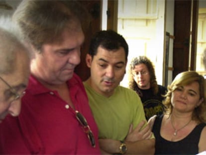 Francisco Davó (segundo por la izquierda) revisa la lista, observado por Carmen Serrano.
