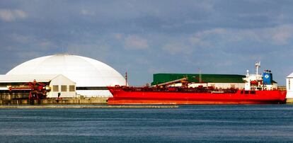 Un buque atraca en uno de los muelles del súper puerto de Bilbao.