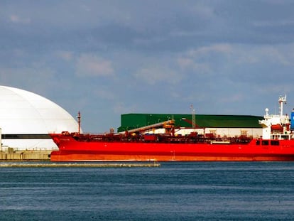 Un buque atraca en uno de los muelles del súper puerto de Bilbao.