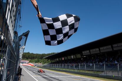 Charles Leclerc, de Ferrari, cruza la línea de meta del GP de Austria de 2019..