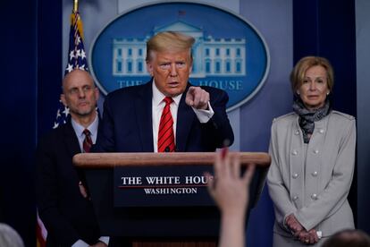 El Presidente Donald Trump contesta a preguntas durante una rueda de prensa sobre el coronavirus en la Casa Blanca, este jueves.