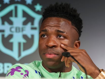 -FOTODELDÍA- MADRID, 25/03/2024.- El delantero de la selección brasileña de fútbol Vinicius JR durante la rueda de prensa ofrecida este lunes en la Ciudad Deportiva de Valdebebas, con motivo del partido que mañana disputarán ante España en el estadio Santiago Bernabéu de Madrid. EFE/Kiko Huesca
