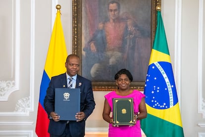 Francia Márquez, y el ministro de Derechos Humanos de Brasil, Silvio Almeida sostienen el memorando de entendimiento entre el Ministerio de los Derechos Humanos y de la Ciudadanía de Brasil y el Ministerio de Igualdad y Equidad de Colombia en temas de los derechos de las personas LGBTIQ+, migrantes, personas mayores, personas con discapacidad y personas en situación de calle, en Bogotá, el 17 de abril de 2024.