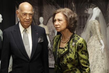 La reina Sofía y Óscar de la Renta, en la exposición.