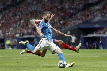 Gonzalo Higuaín, jugador de la Juventus, durante una jugada.