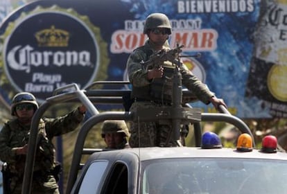 Militares patrullan en una playa de Acapulco.