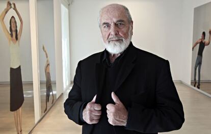 Michelangelo Pistoletto fotografiado con sus obras en Madrid, en la galería Elvira González.