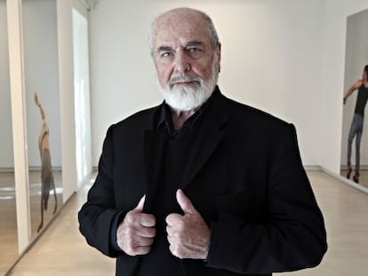 Michelangelo Pistoletto fotografiado con sus obras en Madrid, en la galería Elvira González.