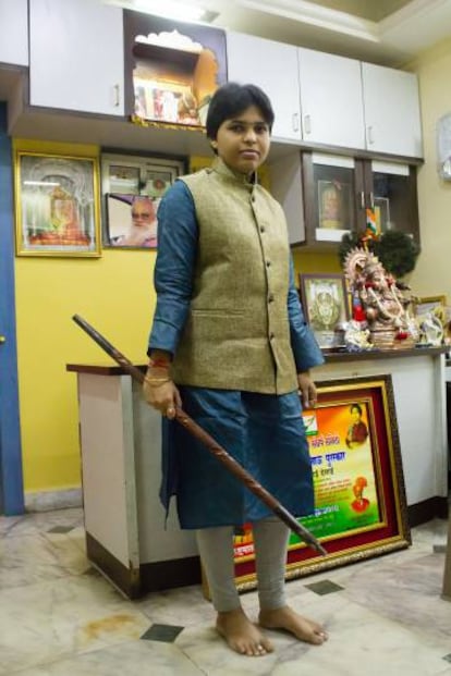 Trupti Desai se declara hinduista e insiste que no se manifiesta contra la religión sino en favor de la igualdad. Aunque dice profesar la lucha no-violenta, cree necesario que las mujer sepa manejar el lathi – palo típico de la policía india – para la defensa personal.