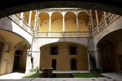 Patio del Palau del Lloctinent, antigua sede del Archivo de la Corona de Aragón que se ha rehabilitado en los últimos tres años.