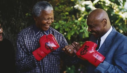 El expresidente sudafricano Nelson Mandela con el excampeón mundial de boxeo Marvin Hagler. 
 