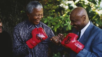 El expresidente sudafricano Nelson Mandela con el excampeón mundial de boxeo Marvin Hagler. 
 