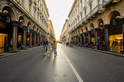 Soportales en la Via Roma, una de las calles peatonales del centro de Turín. 