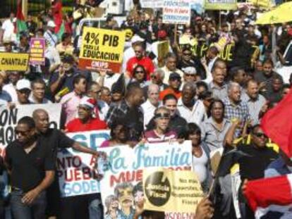 Cientos de manifestantes marchan hacia el Congreso Nacional en protesta contra la reforma fiscal en Santo Domingo (República Dominicana).