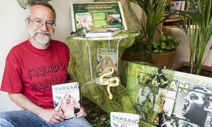 El crítico de cine Eduardo Galán con su libro sobre Tarzán.