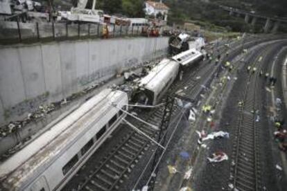 Aspecto del tren que descarriló cerca de Santiago de Compostela. EFE/Archivo