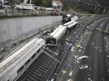 Aspecto del tren que descarriló cerca de Santiago de Compostela. EFE/Archivo