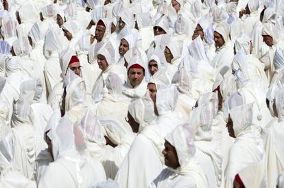 Representantes marroquíes de la sociedad civil asisten a una ceremonia de lealtad, en el palacio del rey, en Tetuán (Marruecos), para conmemorar el 19º aniversario del ascenso de Mohamed VI al trono.