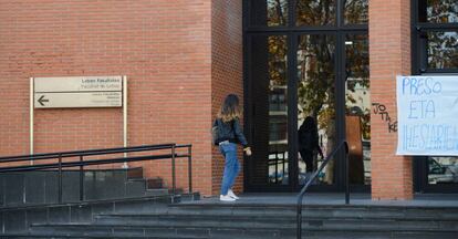 Fachada exterior de la Facultad de Letras de la UPV en Vitoria.